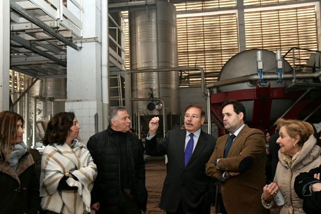 nuñez visita vinicola manzanares