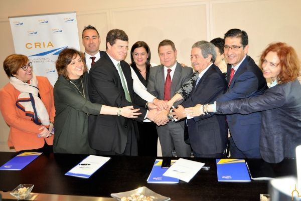 caballero asiste firma aeropuerto skydweller