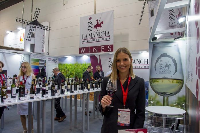 Azafata en el stand de los vinos DO La Mancha en Prowein 696x463