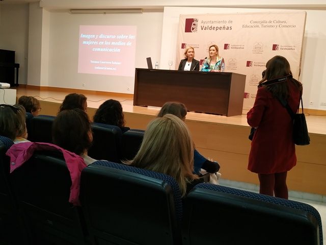 conferencia imagen mujer prensa
