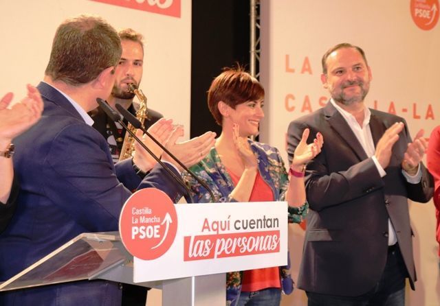 IMAGEN DE ISABEL RODRIGUEZ CON ABALOS