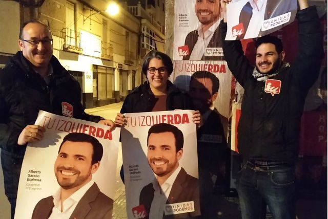 IU VALDEPEÑAS PEGANDO CARTELES DE UNIDAS PODEMOS