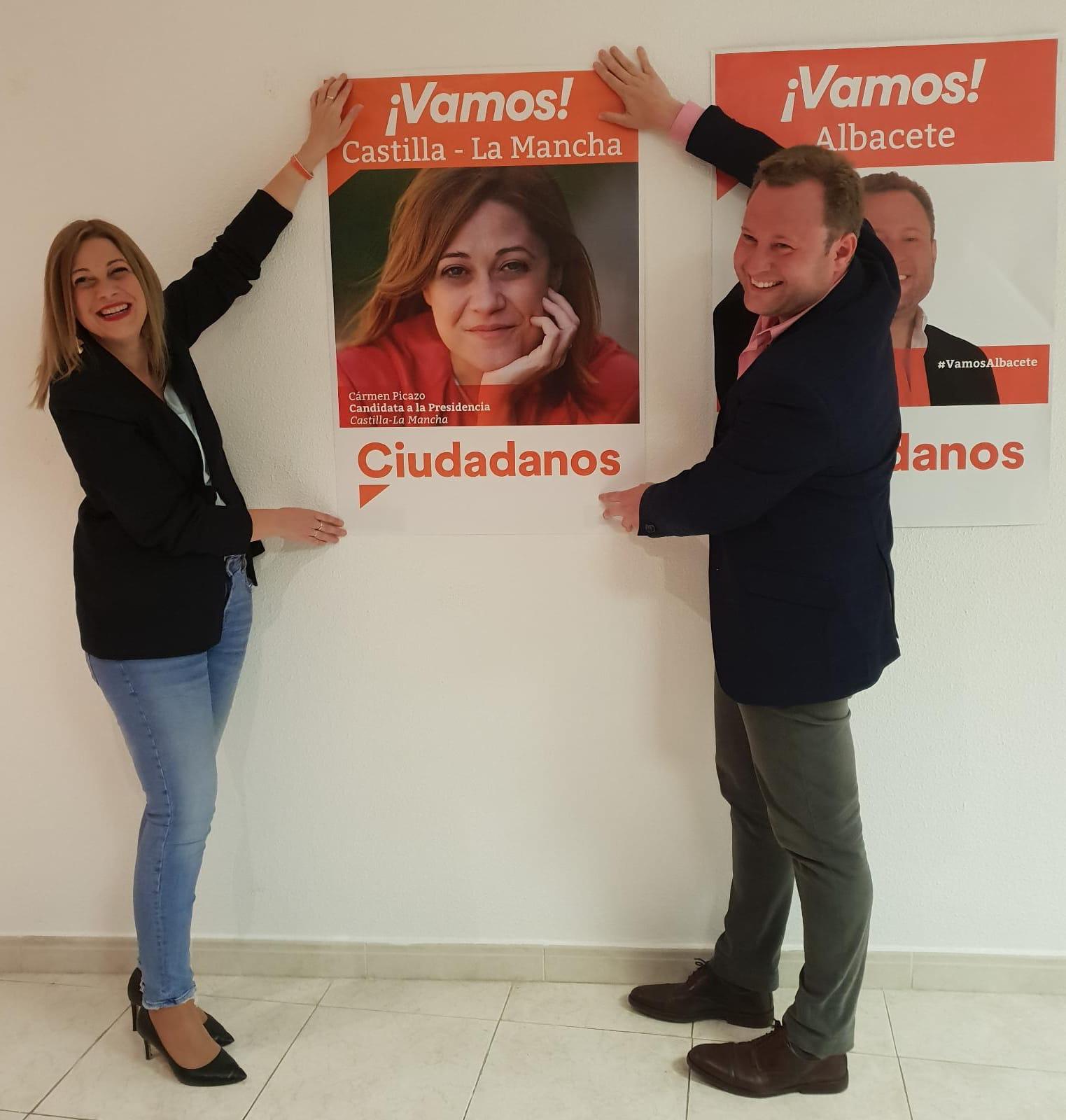 20190509 Carmen Picazo y Vicente Casañ pegada de carteles 1