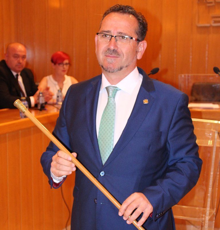 Luis Diaz Cacho con bastón alcalde
