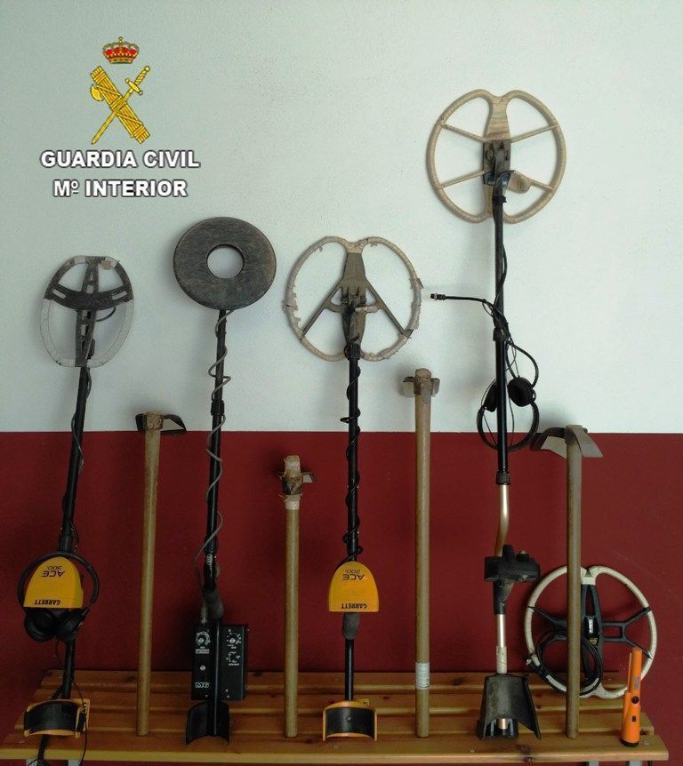 Fotografia de material intervenido detectores y azadas