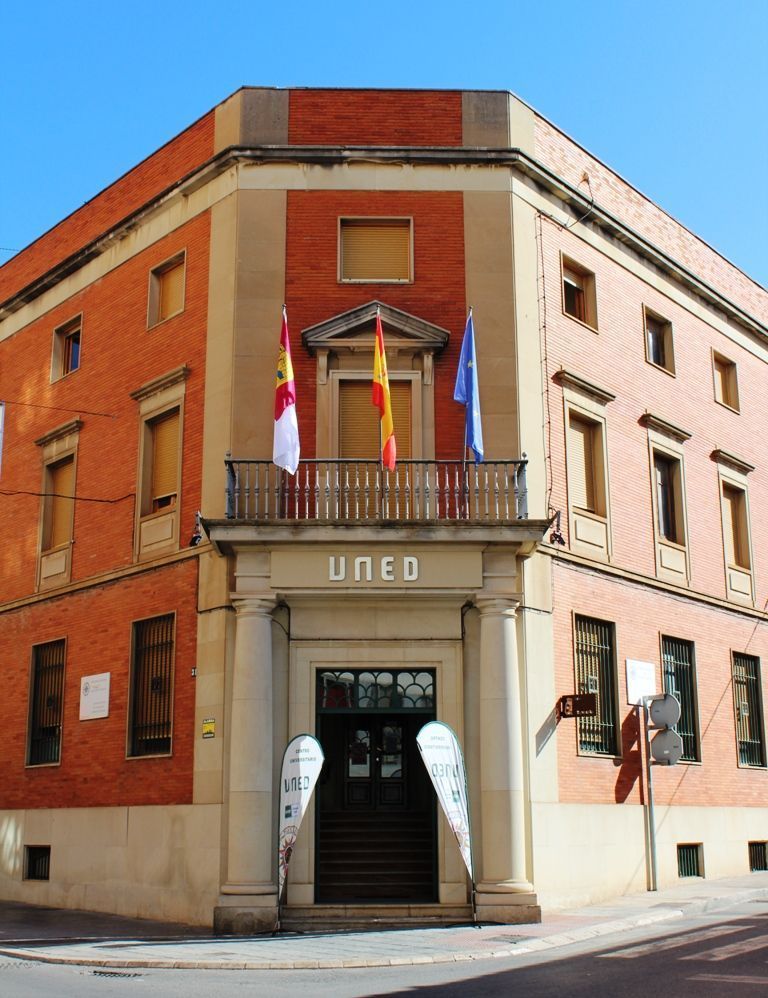 Fachada UNED1