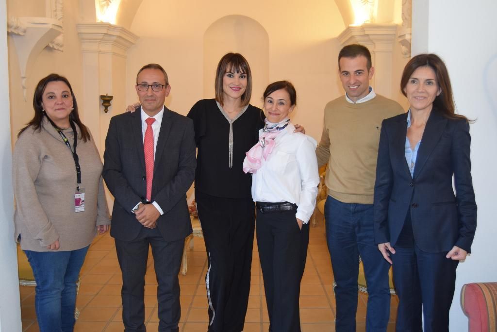 Foto de familia Cooperativas y Caixa con Irene Villa