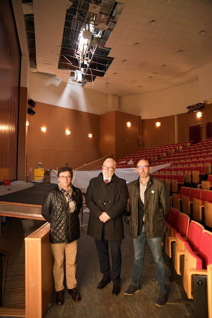 20191213 Director provincial y alcalde visitan el Teatro03 AdeAlba