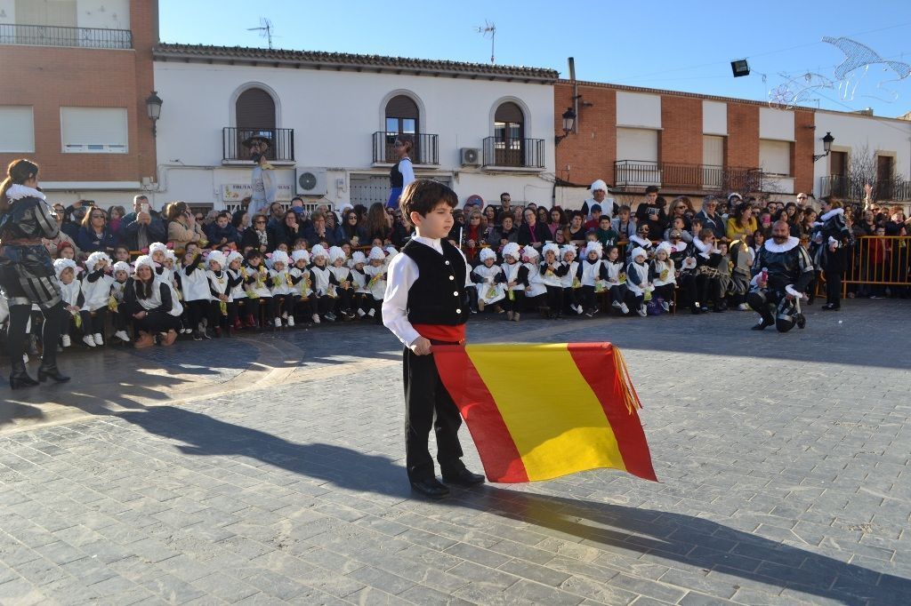 Desfile infantil capitán con bandera