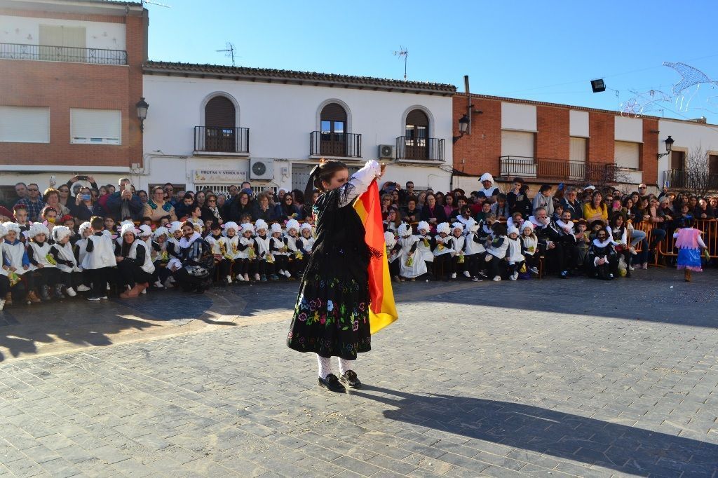 Desfile infantil capitana con bandera