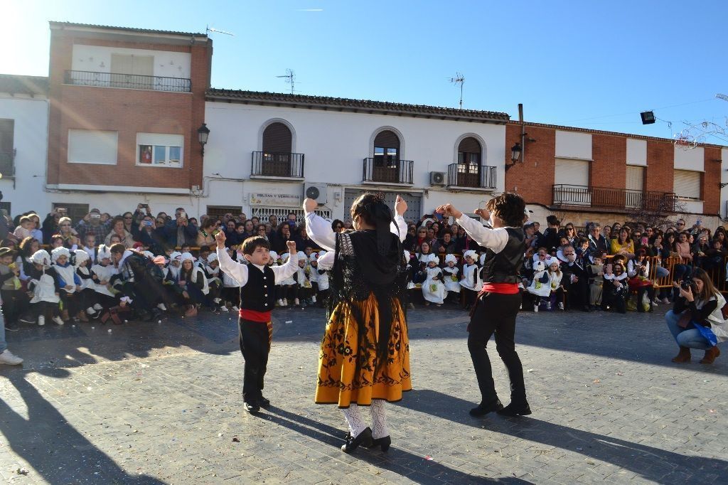 Desfile infantil capitanes bailando jota