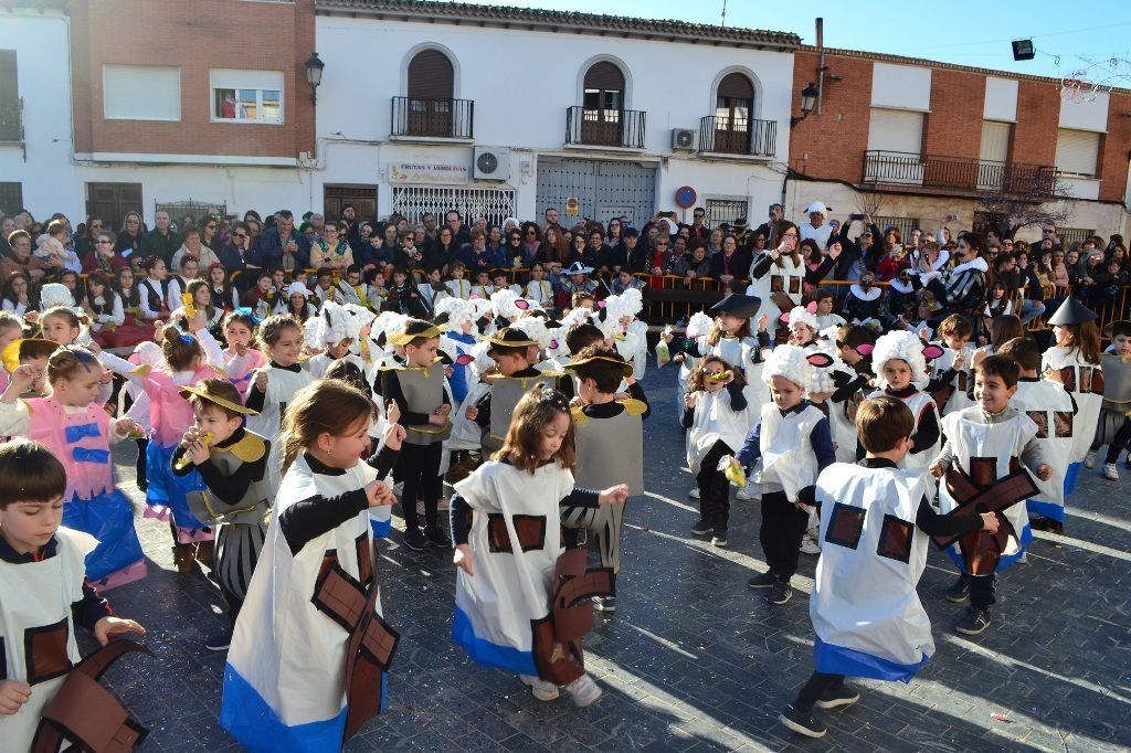Desfile infantil corro infantil bailando todos