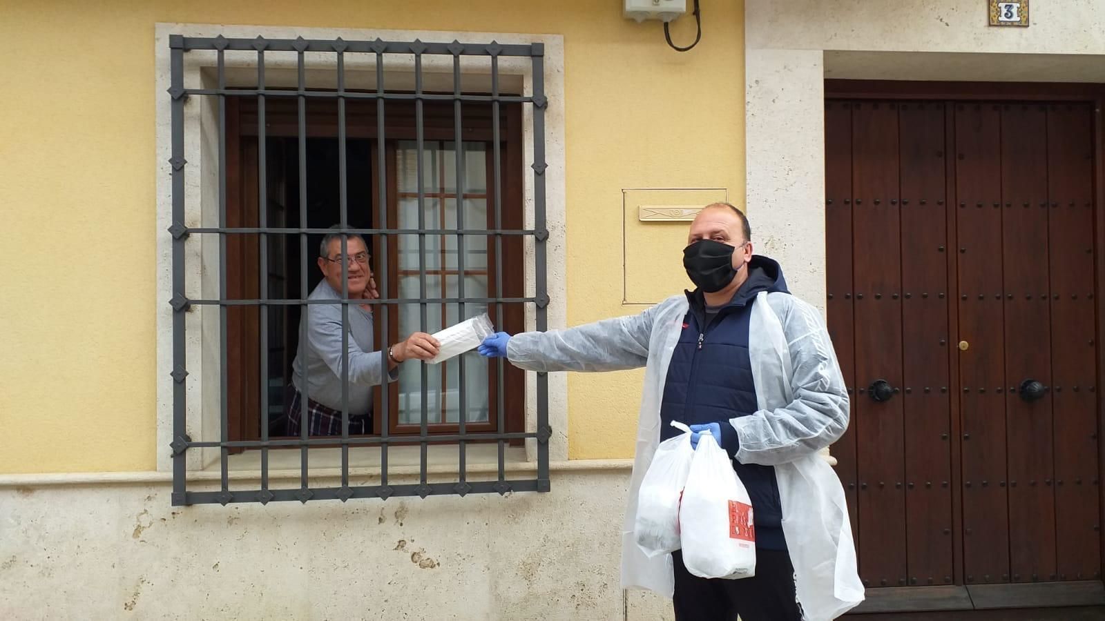Otra imagen de uno de los miembros del Equipo de Gobierno de Calzada de Calatrava durante el reparto de mascarillas