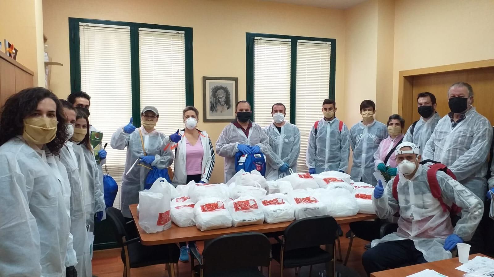 Voluntarios y autoridades debidamente equipadas recogiendo las mascarillas para su reparto por las calles calzadeñas