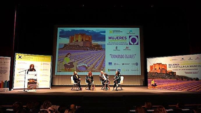 88941000008669004 zc v1 1764242261426 escenario inauguración foro mujeres 2025